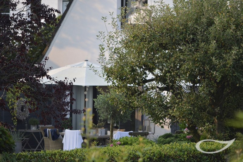 Beschattung Terrasse durch Apfelbaum und Sonnenschirm
